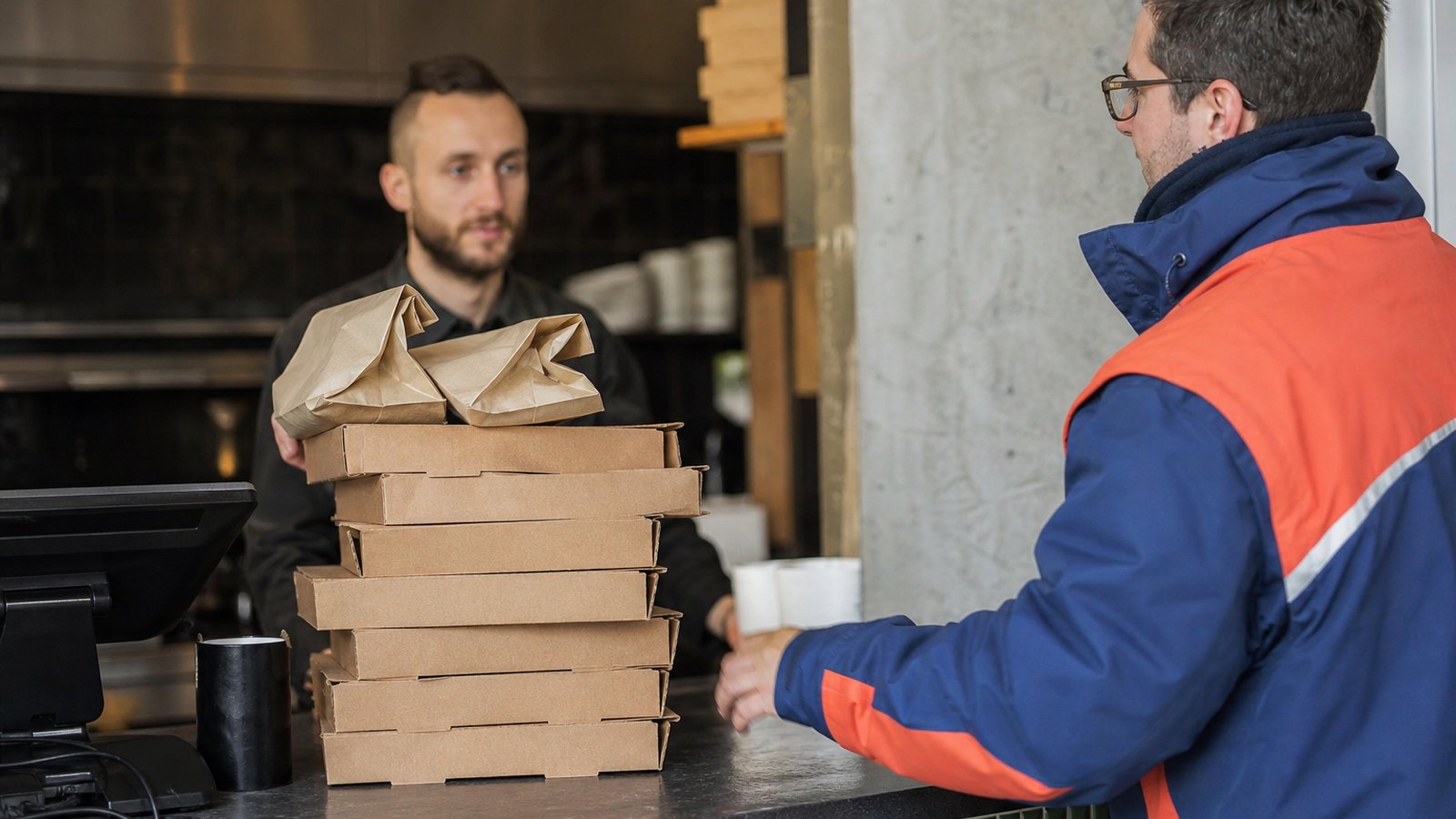 Contrôle et enregistrement d'une livraison en cuisine
